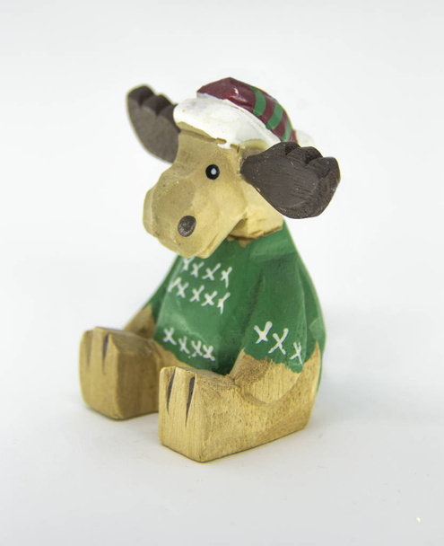 Hermoso juguete de árbol de abeto de Navidad en forma de ciervo de madera funy con fondo aislado blanco. Decoración de Navidad
. - Foto, Imagen