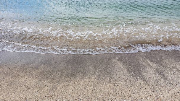 beira-mar e areias com ondas costeiras
 - Foto, Imagem