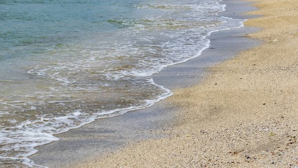 морское побережье и пески с прибрежными волнами
 - Фото, изображение