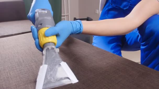 Conceito de limpeza no apartamento e escritório. Trabalhador de limpeza a seco removendo sujeira do sofá dentro de casa
 - Filmagem, Vídeo