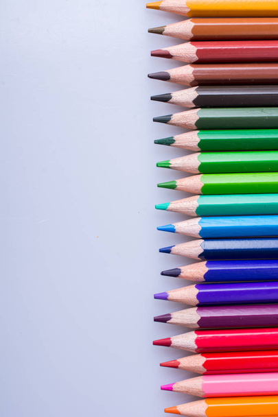Lápices de colores de varios colores colocados sobre fondo blanco - Foto, imagen