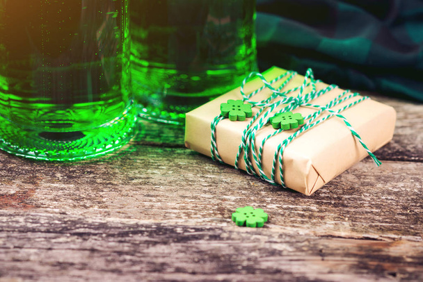 Mutlu sevgililer günü. Bira ve şanslı yonca kartı. Aziz Patrick günü tatil kutlaması. İrlandalı festival sembolü. Şanslı kavramı. Aziz Patrick günü arka plan hediye ile. Kopya alanı. - Fotoğraf, Görsel