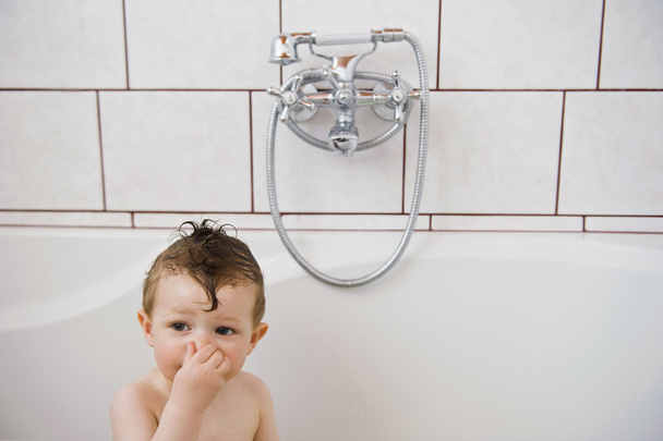 Lavado de bebés en el baño. Sostiene la nariz y empieza a bucear bajo
 - Foto, Imagen