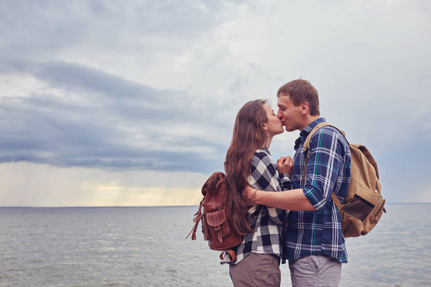 Casal de caminhantes beijando no lago alpino - Foto, Imagem