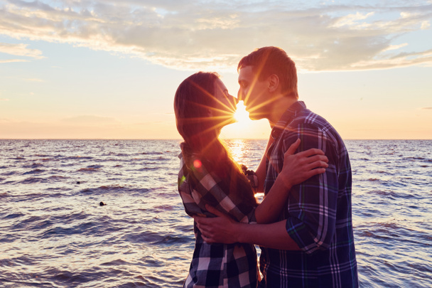 Lui e lei in una gita nella natura. Romanticismo e amore.bacio al sole del tramonto - Foto, immagini