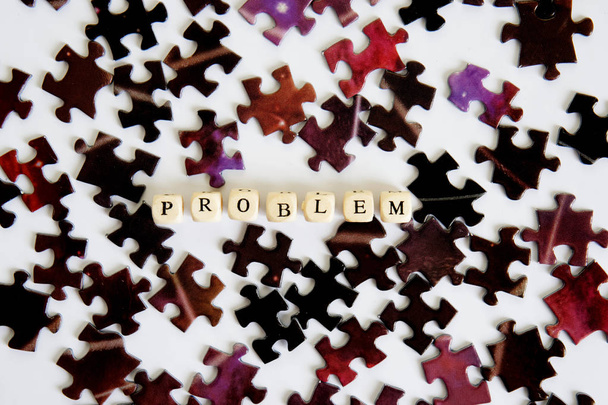 A probléma és a oldat. Összeszerelés rejtvényeket. Felmerülő összetett problémákra megoldást találni. Lehetőségeket ki problémás helyzetben. Fehér háttér.                          - Fotó, kép