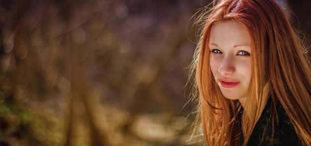 Retrato de una hermosa chica pelirroja en el bosque
. - Foto, imagen