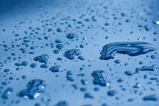 Padrão de gotas de água em uma superfície metálica brilhante com reflexos de mesa
 - Foto, Imagem
