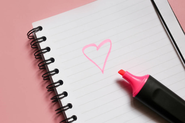 heart sign on notepad and pink marker on pink background, a love note using a pink marker, valentine's day - Foto, immagini