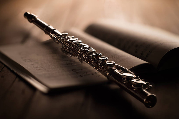 flauta transversal com partitura musical
 - Foto, Imagem