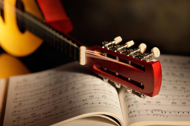 primer plano de mandolina con partitura musical
 - Foto, imagen