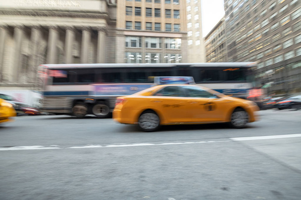 Vista borrosa de taxis y autobuses en movimiento rápido en Manhattan
. - Foto, imagen