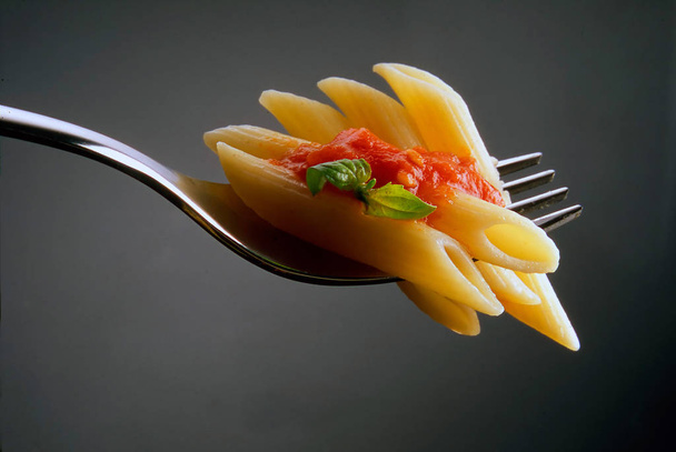 haarukka tomaattipastalla ja basilikalla
 - Valokuva, kuva