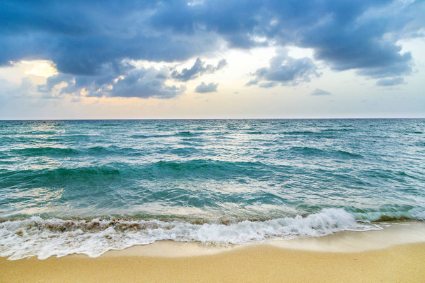 meren aallot Miami witzh pilvinen taivas huonolla säällä
 - Valokuva, kuva