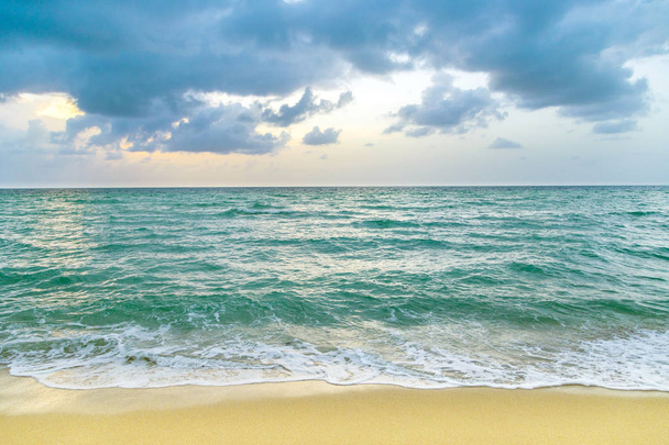 悪天候の中マイアミ witzh 曇り空で海の波 - 写真・画像