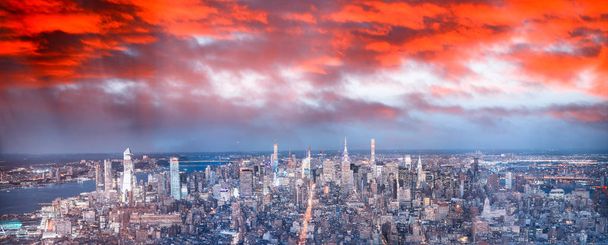 Incroyables veilleuses de Midtown Manhattan, vue aérienne de New York
. - Photo, image