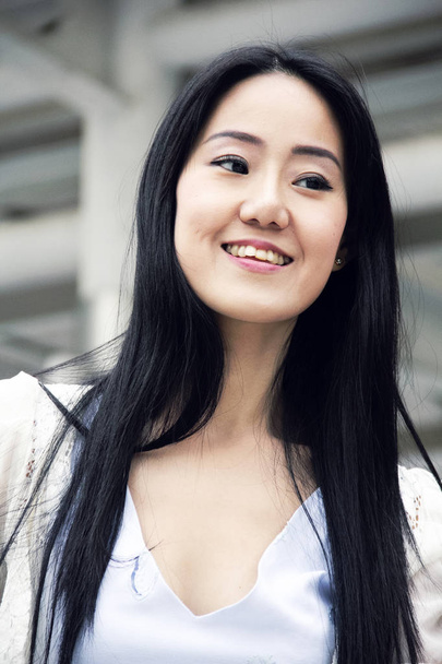 Красиві ділових жінок Азії посміхатися портрет і офіси будівлі фону. - Фото, зображення