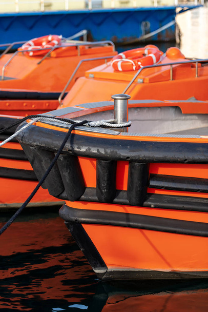 Bağlantı noktası La Spezia, Liguria, İtalya'küçük turuncu ve siyah tekne detayını demirleyen - Fotoğraf, Görsel