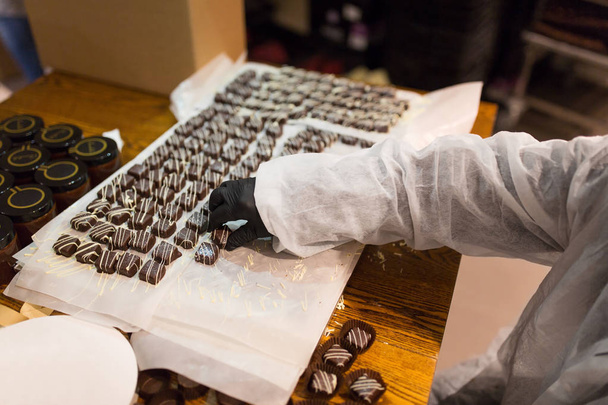 worker packing candies at confectionery shop - 写真・画像