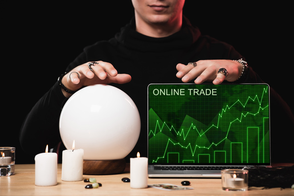 oracle dizüstü online ticaret Web sitesi ile yakınındaki kırpılmış görünümü ekranda siyah izole  - Fotoğraf, Görsel