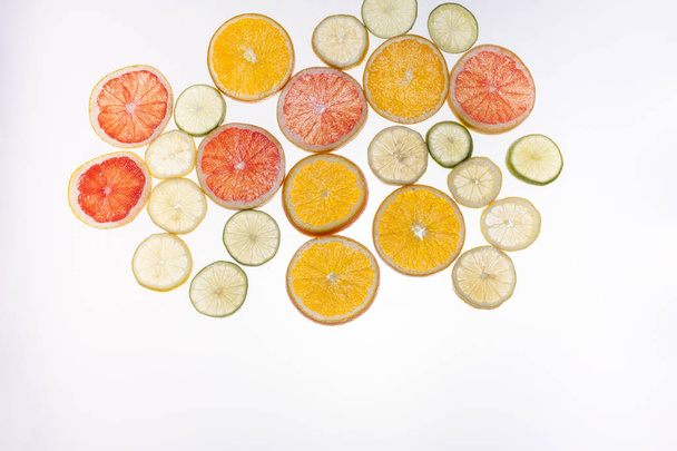 grafické zdroje, plátky citrusů na průsvitné povrchu a zespodu osvěcují - Fotografie, Obrázek