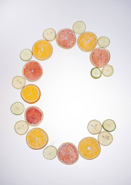 recurso gráfico, fatias de citrinos colocadas na superfície translúcida e iluminadas de baixo
 - Foto, Imagem