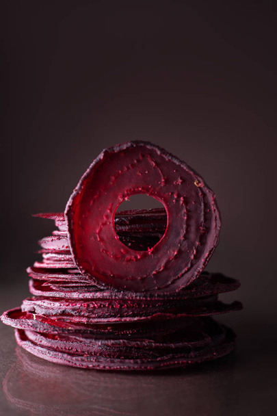 red dried beetroot chips - Фото, зображення