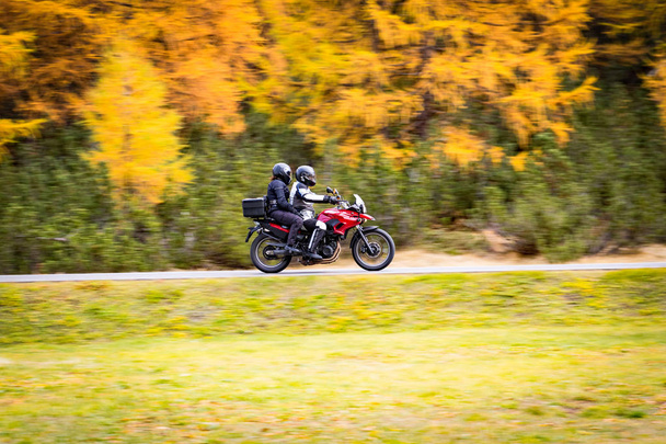 motociclista casal no Outono excursão
 - Foto, Imagem