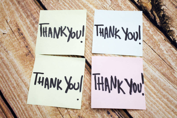 Reminder of Gratitude scritto a mano. Messaggio Positivo sui Valori. Risposta scritta di ringraziamento. Quattro note di ringraziamento su carta. Esprimere accettazione
. - Foto, immagini