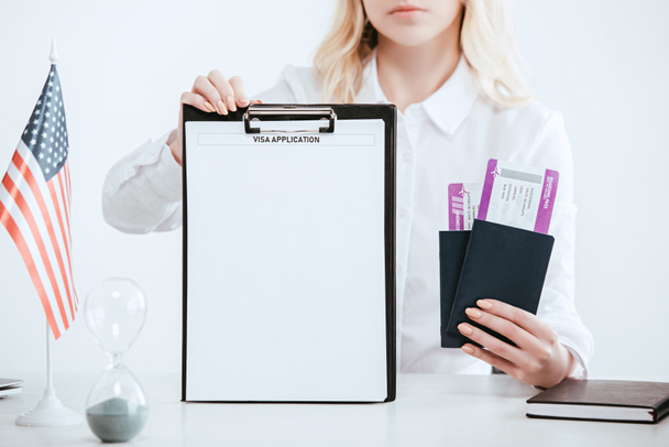 vista cortada de mulher segurando passaportes com bilhetes e área de transferência com branco vazio com inscrição de pedido de visto
  - Foto, Imagem