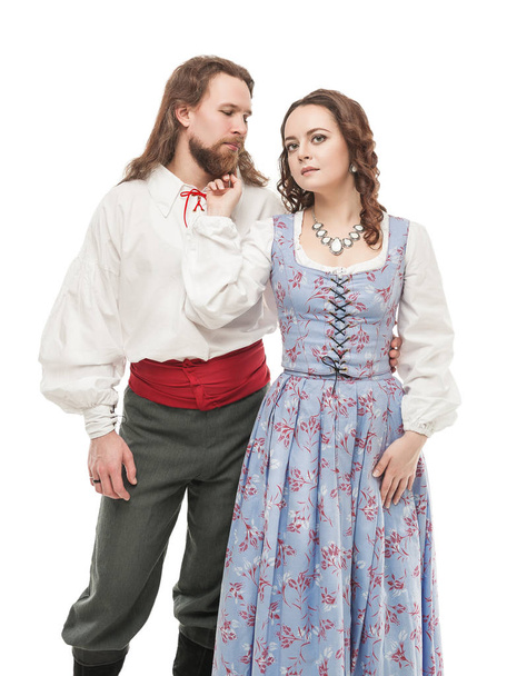 Belle couple femme et homme en vêtements médiévaux isolé sur blanc
 - Photo, image