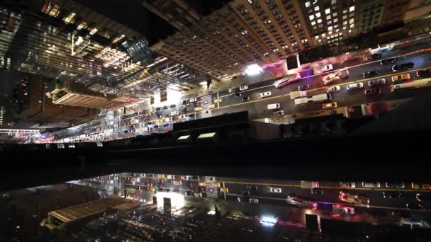 Manhattan şehir trafiği yüksek bir görüş noktasından görüldüğü gibi geceleri. Işıklar gökdelenler cam üzerine düşünceler - Video, Çekim