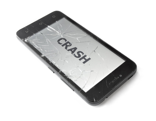 Close up van de beschadigde cel smartphone met belettering op verschillende talen. Verzekering concept. Gebroken slimme telefoon - Foto, afbeelding