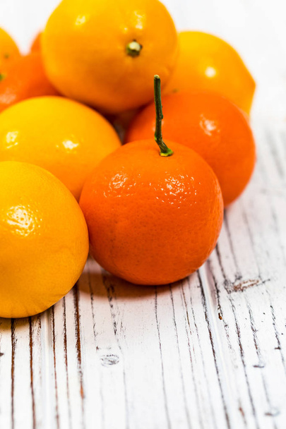 Citroen sinaasappelen. Meyer citroen hybride Citrus Fruit inheems in China. Selectieve aandacht. - Foto, afbeelding
