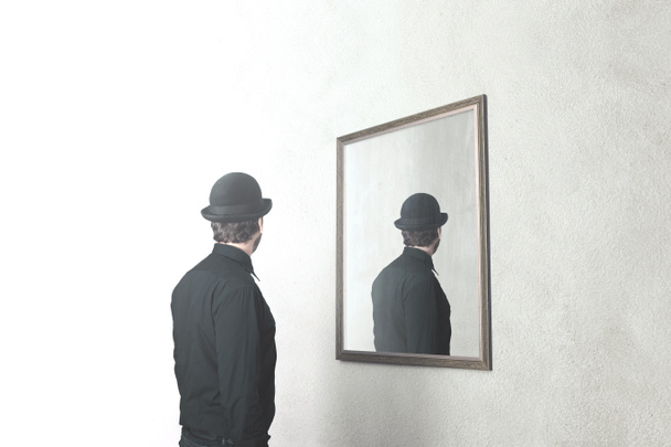 Человек перед зеркалом, который отражает его спину, сюрреалистическую концепцию магритта
 - Фото, изображение