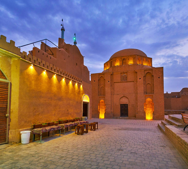 La casa da tè all'aperto contro il muro della prigione di Alexander, vicino al Davazdah Imam (Dodici imam) Mausoleo, Yazd, Iran
. - Foto, immagini