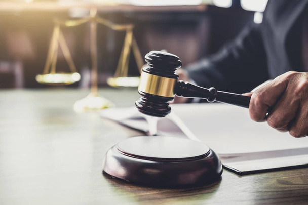 Δικαστής σφυρί με δικαιοσύνη δικηγόρους, σφυρί στο ξύλινο τραπέζι και σύμβουλο ή αρσενικό δικηγόρος που εργάζονται σε έγγραφα. Νομική έννοια δικαίου, συμβουλές και δικαιοσύνης. - Φωτογραφία, εικόνα