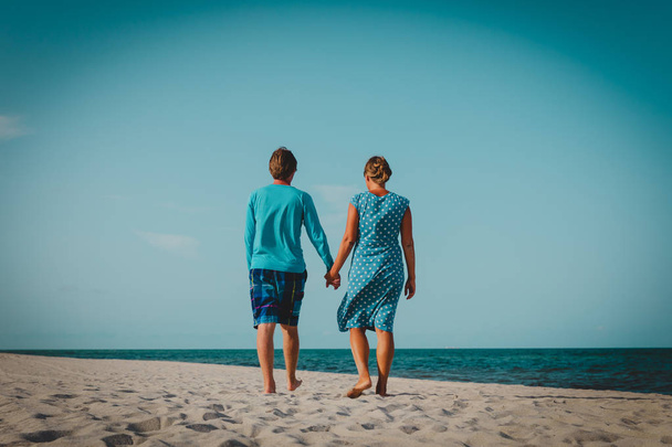 幸せな愛情のあるカップル歩く熱帯のビーチでの休暇をお楽しみください。 - 写真・画像