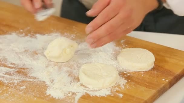Dokonywanie grube naleśniki z surowego ciasta - Materiał filmowy, wideo