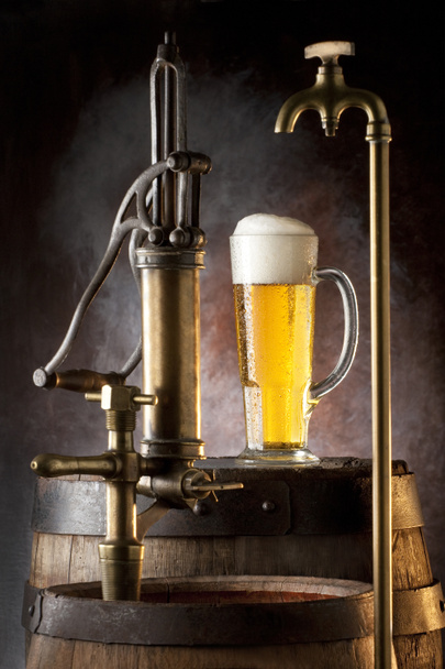 Bodegón con cerveza y barriles
 - Foto, imagen