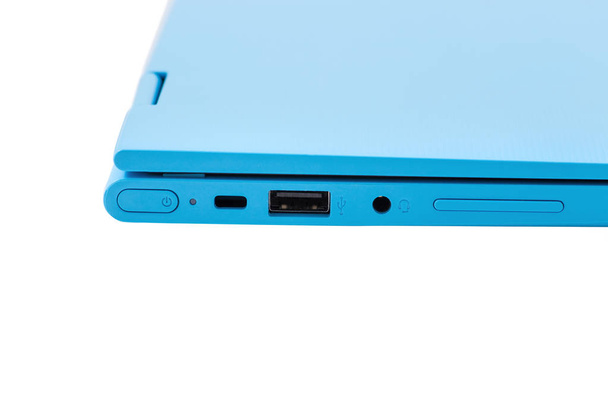 Частина сучасного блакитного ноутбука з кнопкою живлення, USB-роз'ємом, роз'ємом для навушників та кнопками гучності
 - Фото, зображення