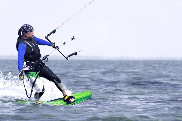 カイト サーフィン。人は、海で凧に乗る - 写真・画像