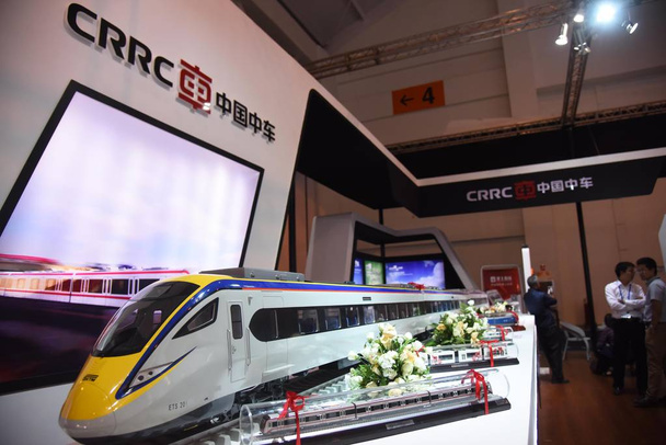  2017年6月16日、中国南西部雲南省昆明市で開催された展示会中、Crrc(中国鉄道ローリングストック社)のスタンドに模型列車が展示されています。 - 写真・画像