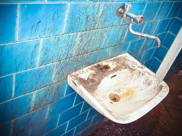 Staré umyvadlo v opuštěné veřejné toaletě - tónovaný obrázek - Fotografie, Obrázek