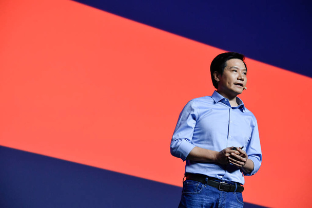 Lei Jun, Chairman and CEO of Xiaomi Technology and Chairman of Kingsoft Corp., introduces Xiaomi's Mi Notebook Pro laptop computer at the launch event in Beijing, China, 11 September 2017 - Foto, imagen