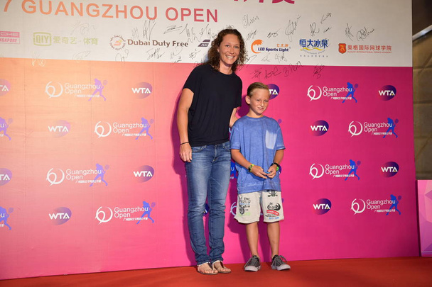 Samantha Stosur of Australia, left, attends the welcome dinner party for the WTA Guangzhou International Women's Open 2017 in Guangzhou city, south China's Guangdong province, 18 September 2017. - Fotoğraf, Görsel