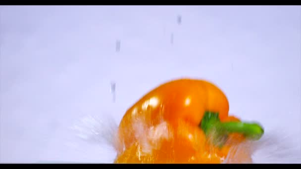 Falling and splashing pepper on water. - Кадри, відео