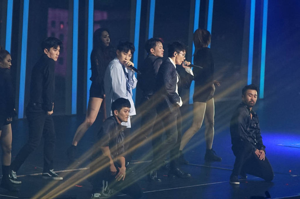 Členové skupiny jihokorejské chlapce Super Junior provádět zvláštní fázi Smtown v Hong Kongu v Hongkongu Coliseum v Hongkongu, Číně, 5 srpna 2017. - Fotografie, Obrázek