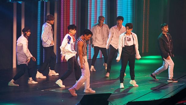 Miembros del grupo infantil chino-surcoreano EXO actúan durante la etapa especial de SMtown en Hong Kong en el Coliseo de Hong Kong en Hong Kong, China, 5 de agosto de 2017
. - Foto, Imagen
