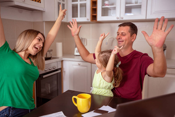 glückliche Familie, die zu Hause zusammen Spaß hat - Foto, Bild